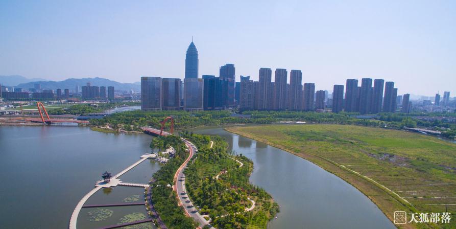 4月30日下午,空中俯瞰绍兴市越城区迪荡湖公园,湖西基本建设完成.