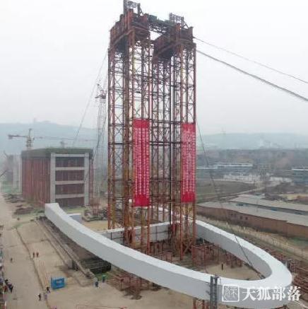 陕西近118米大桥景观主塔实现竖转成功！
