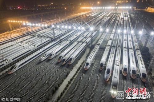 资料图：2017年12月5日夜，陕西西安，西安动车段存车线，一列列和谐号动车组整装待发迎接西成高铁的开通。2017年12月6日，中国首条穿越秦岭的高速铁路——西成高铁将全线开通。 图片来源：视觉中国