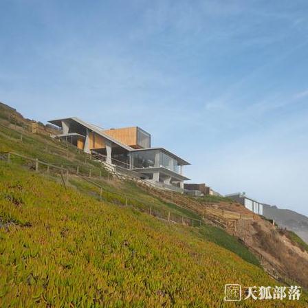 陡坡上的海滨住宅
