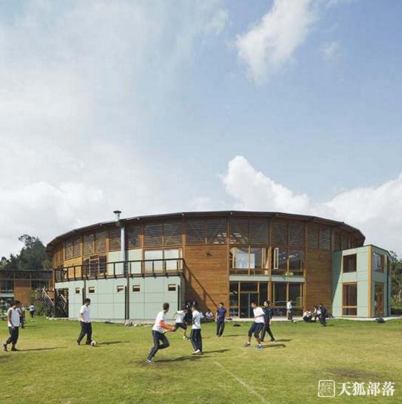 享受大自然空气和蓝天的Ekiraya学校