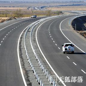 新疆察布查尔锡伯自治县首条一级公路正式通车