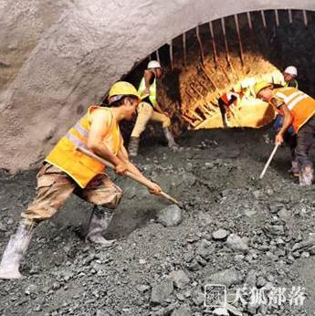 中缅国际通道广大铁路祥和隧道完成铺轨