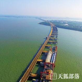 中国首座跨地震活动断层特大桥梁主塔封顶