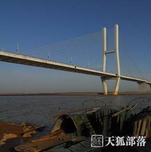 湖北石首长江公路大桥主桥南索塔成功封顶