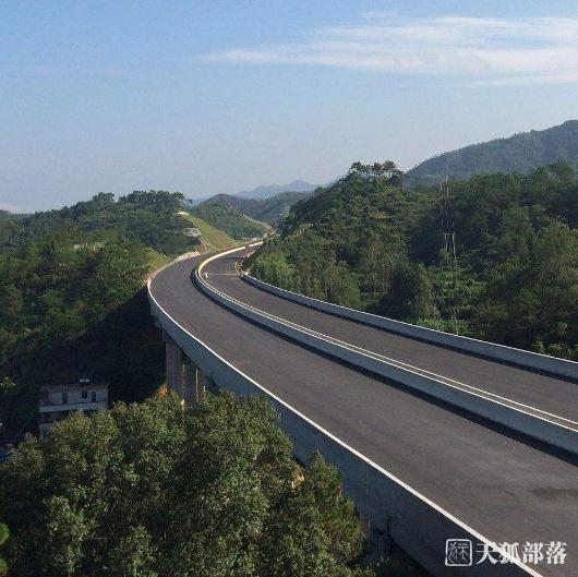 广东茂名两大重点公路工程项目建成今日通车