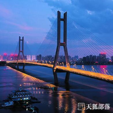 夏日夕阳红似火!鸟瞰余晖下的湖北鄂黄长江大桥 