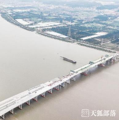 广东江门银洲湖高速公路重点控制性工程潭江特大桥主跨全幅合龙