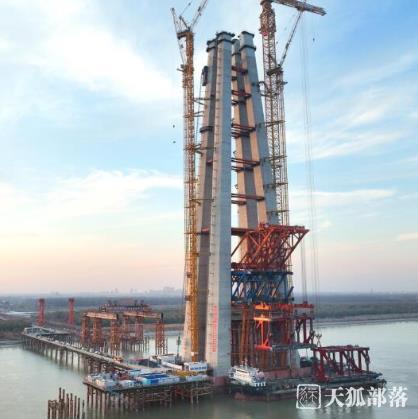 马鞍山长江公铁大桥三座主塔全部进入钢梁架设施工阶段