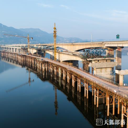 重庆开州区凤凰梁大桥建设快速推进