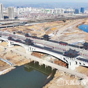 建设中的清徐县汾河文源大桥桥面仿古建筑古香古色