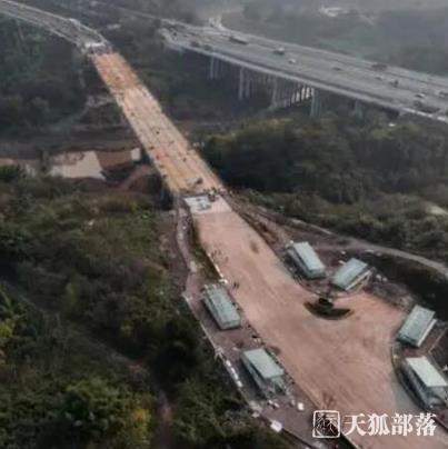 重达4100吨的大桥钢箱梁 高空“行走”247米用时半年