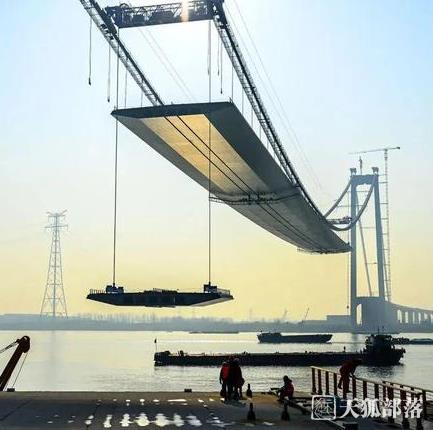 龙潭长江大桥全面进入钢箱梁吊装施工，预计三月底实现钢箱梁合龙