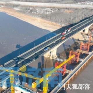 每天前进10米，京台高速公路新建黄河特大桥主桥钢箱梁顶推前行
