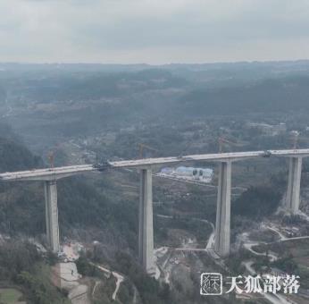 渝湘复线高速控制性工程龙川江特大桥顺利合龙
