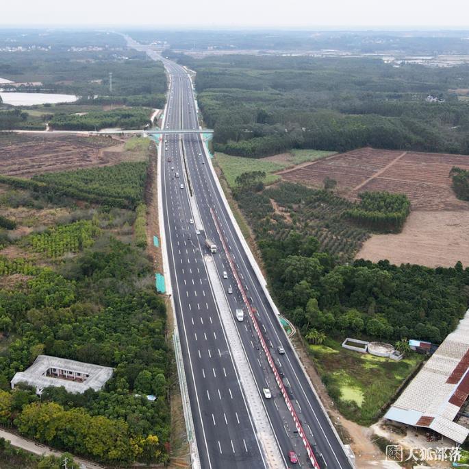 广西横钦高速全线首座主线桥顺利架设完成