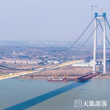 江苏南京龙潭长江大桥进入钢箱梁吊装施工阶段，预计3月底吊装完成