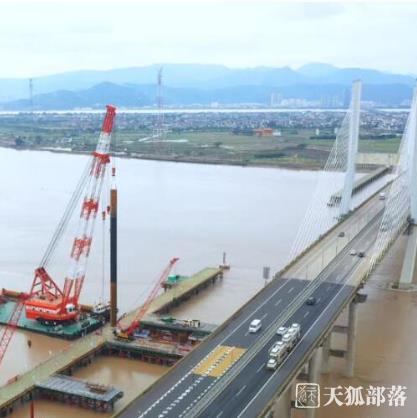 甬台温高速公路改扩建工程温州大桥钢护筒施工有序进行中