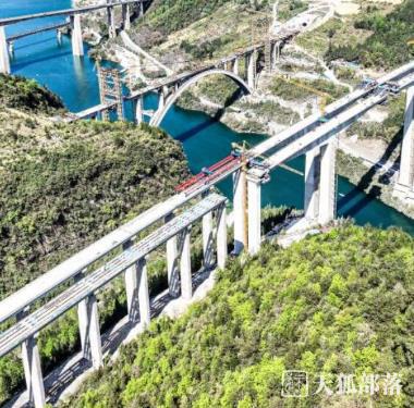 渝湘复线高速黄草乌江特大桥建设进入冲刺阶段