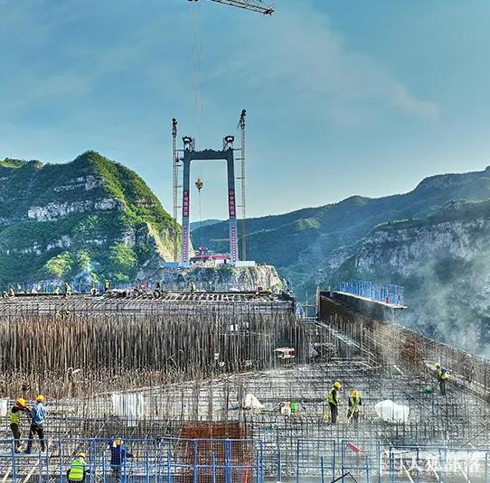 世界首座独塔地锚式回转缆悬索桥济新高速黄河三峡大桥主体加紧推进