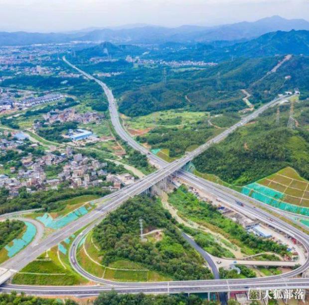 汕梅高速改扩建项目首座隧道贯通